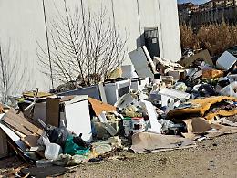 Discarica abusiva vicino ai capannoni del carnevale, scatta l'esposto