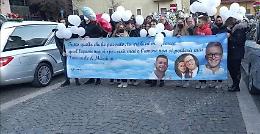 Palloncini e uno striscione con il ricordo degli amici. L'addio a Massimo ed Emanuele