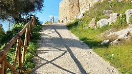 Percorso pedonale. Ecco le nuove staccionate al di sotto delle mura