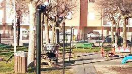 Vandali distruggono il parco inclusivo. Svaligiato anche un appartamento