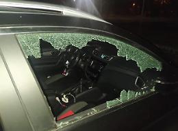 Vandali in azione. Distrutto il finestrino di un'auto parcheggiata