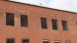 Sedie sull'edificio della scuola Paolini: sfida social?