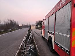 Autoarticolato esce fuori strada e si ribalta. Immediato l'intervento dei soccorsi