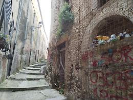 Bottiglie di vetro e cartacce nei vicoli del centro storico