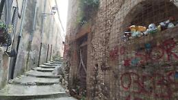 Bottiglie e cartacce nei vicoli del centro storico