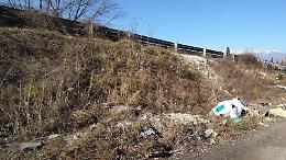 Rifiuti abbandonati lungo la bretella. E c'è chi li lancia