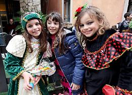 Tripudio di colori e maschere per il Carnevale. Sfoglia la gallery