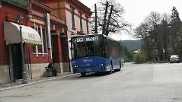 Ragazzini litigano e scatenano una rissa al capolinea dei bus