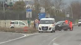 Incidente allo svincolo della superstrada. Soccorsi sul posto