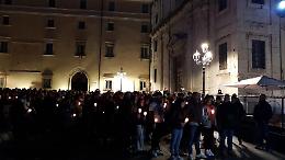 Centinaia di fiaccole per ricordare Thomas Bricca. Il video
