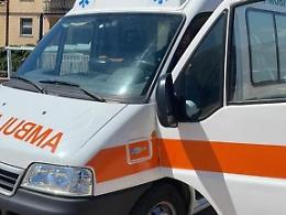 Autotrasportatore travolto da un bancale di acqua. In ospedale in codice rosso