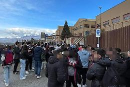 Più di settanta alunni in sciopero. Diverse le richieste alla dirigente