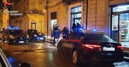 Auto si schianta contro un platano. Muoiono due giovani