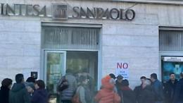 Il sit-in davanti a “Intesa Sanpaolo” infiamma la politica