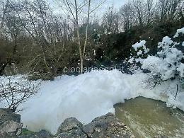 Schiuma sulle acque del torrente Meringo