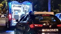 Cliente accoltellato alla mano in un locale. Indagini in corso
