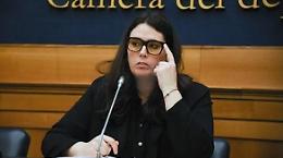 Morta senza aver rivisto il figlio. Il caso approda in Parlamento