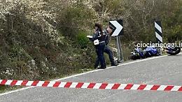 Incidente mortale in moto. Inutili i soccorsi per un giovane