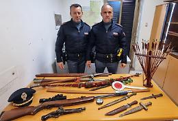 Una carabina, pugnali, spade e lance medievali in casa. Denunciato per detenzione abusiva di armi