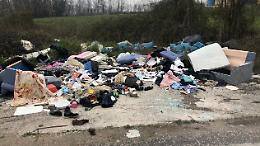 Buche e rifiuti lungo la strada Asi. Il degrado segnalato dall'ex sindaco