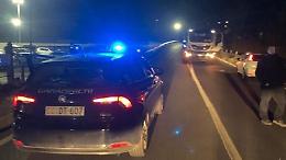 Rubano due mezzi. Sorpresi e inseguiti dai carabinieri