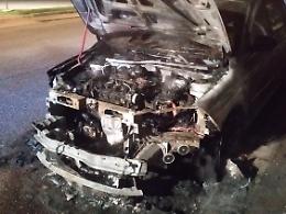 Un'auto e un appartamento in fiamme. Doppio intervento dei vigili del fuoco