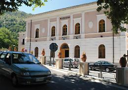 Dà in escandescenze in Comune. Sferra un pugno e manda ko un usciere