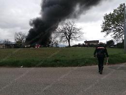 Va a fuoco un deposito di pneumatici e automezzi. Fiamme e una colonna di fumo nero nel cielo