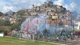 Scontri tra tifosi allo stadio. Dura condanna del club rossoblù