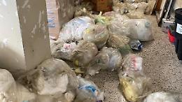 Una discarica di rifiuti e scarti sanitari sotto gli ambulatori