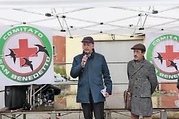 Sit-in al San Benedetto. Un coro unico: «Il reparto di pediatria va salvato»