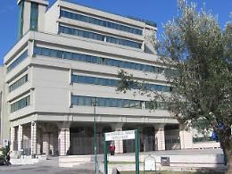 Trova la moglie in compagnia di un ragazzo e lo picchia