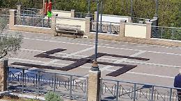 Svastica al centro della piazza. Identificati gli autori