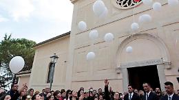 Tante lacrime e palloncini per l'ultimo saluto al nostro Gigi