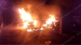 Spari e incendi, torna la paura. Casermone fuori controllo