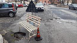 Altre voragini sulle strade. Scatta l'allerta