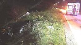 Incidente sulla statale, due ragazzi finiscono con l'auto in una scarpata
