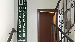 Forzano una persiana e danneggiano diverse porte. Furto all'università delle Tre età