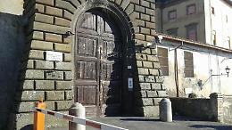 Mozzarelle in carcere e viaggi con l'auto di servizio. A processo l'ex direttrice