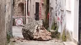 Paura nel centro storico. Un masso supera un tetto e cade a terra