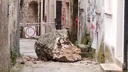 Continuano a piovere massi. Il sindaco chiude l'area e dispone accertamenti geologici