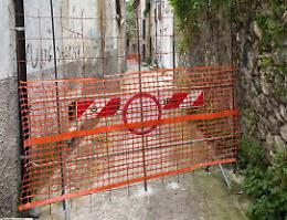 Masso caduto in centro, il pericolo resta elevato. Doppia rete in via Gelsi