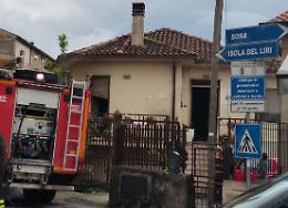 Incendio in un'abitazione. Vigili del fuoco e carabinieri sul posto