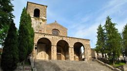 Danneggia per errore l'antica statuta della Madonna