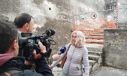 Con i massi sulla testa. Tra paura e rabbia. Il città arriva la Rai