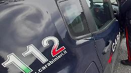Uomo morto sul ciglio della strada. Il cadavere è stato trovato nudo