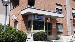 Minaccia i familiari di dare fuoco al locale con la benzina