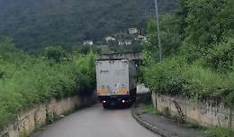 Camion incastrato nel sottopasso. Ci risiamo. Nuovo appello
