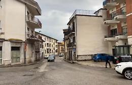 Suono di sirene e l'arrivo dei carabinieri davanti a un negozio. Ladre bloccate