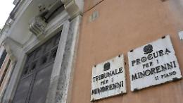 Bimba minaccia di buttarsi da una finestra della scuola